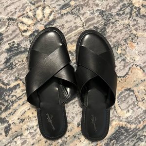 Universal Thread Black Sandal